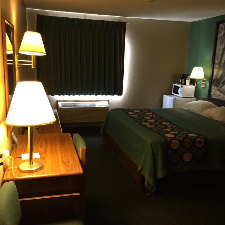 Super 8 By Wyndham Parsonsモーテル エクステリア 写真
