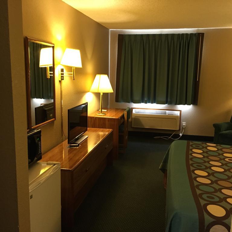 Super 8 By Wyndham Parsonsモーテル エクステリア 写真